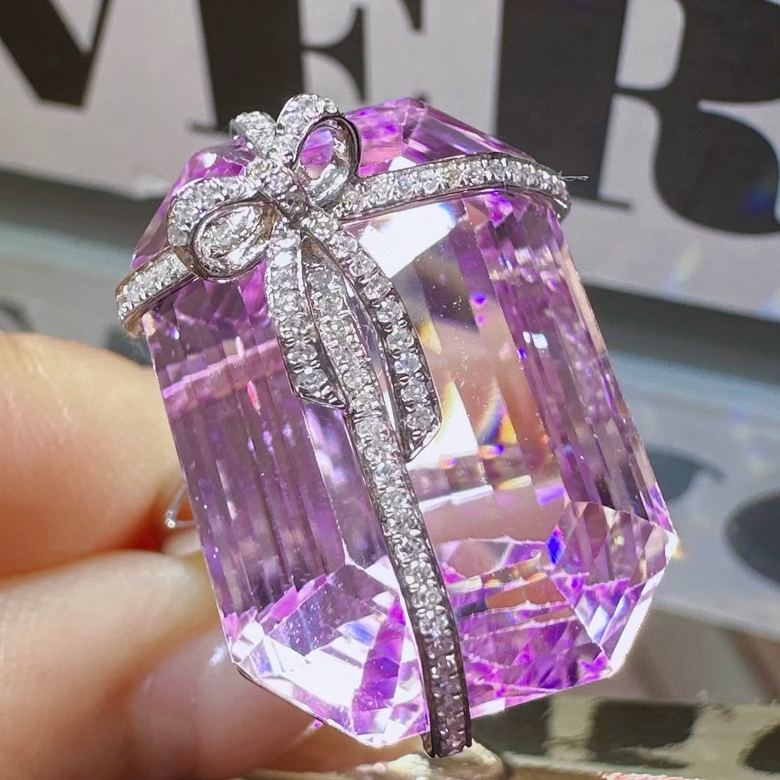 14k Gold 38.95 Ctw Natural Kunzite & Diamond Ring: Ref:231105175 // gold content:14k gold // ring size:7. 25us // // main gemstone:kunzite // shape:octagonal // carat weight:38. 45ct // color:pinkish purple // treatment:natural // // adjacent
