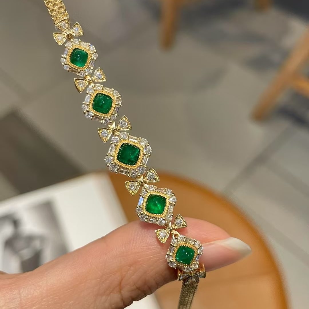 14k Gold 1.4 Ct Natural Emerald & Diamond Bracelet: Ref:231105202 // gold content:14k gold // main gemstone:emerald // shape:sugar-loaf // carat weight:1. 4ct // color:green // treatment:natural // // adjacent gemstone 2 : diamond // shape:multiple //