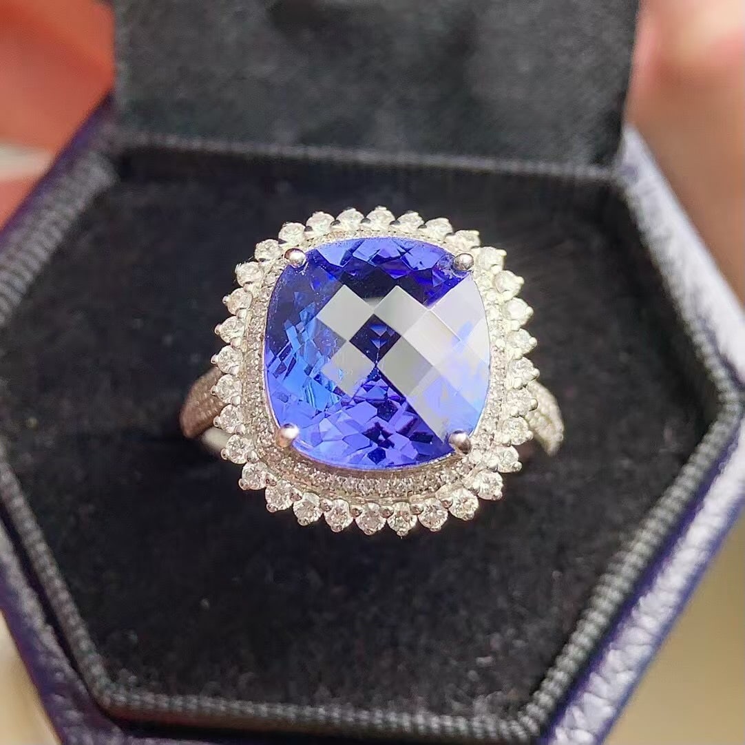 14k Gold 4.5 Ct Natural Tanzanite & Diamond Ring: Ref:231105211 // gold content:14k gold // ring size:7. 25us // // main gemstone:tanzanite // shape:cushion // carat weight:4. 5ct // color:blue // treatment:natural // // adjacent gemstone 2 : diamond