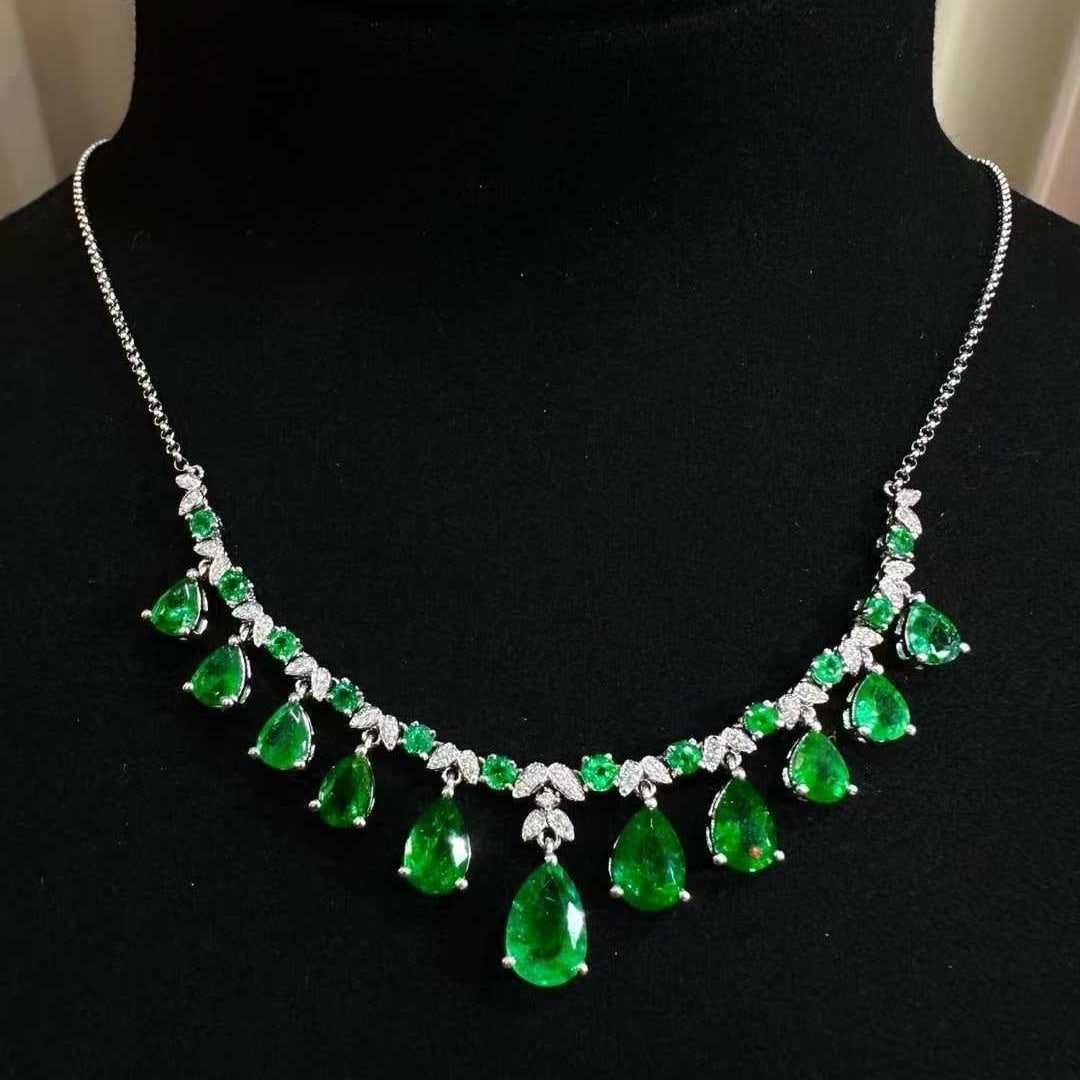 14k Gold 5.15 Ctw Natural Emerald & Diamond Necklace: Ref:231105243 // gold content:14k gold // main gemstone:emerald // shape:multiple // carat weight:4. 86ct // color:green // treatment:natural // // adjacent gemstone 2 : diamond // shape:round //
