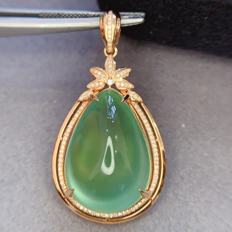14k Gold 24.5 Ct Natural Prehnite & Diamond Pendant( Without Chain ): Ref:231106025 // gold content:14k gold // main gemstone:prehnite // shape:pear // carat weight:24. 5ct // color:green // treatment:natural // // adjacent gemstone 2 : diamond // shape:round // clarity