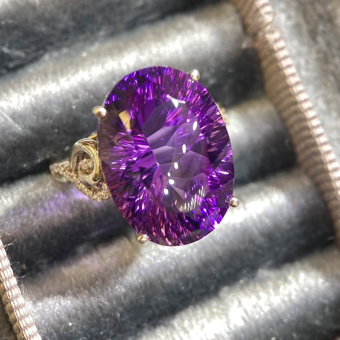 14k Gold 13.39 Ct Natural Amethyst & Moissanite Ring: Ref:231106027 // gold content:14k gold // ring size:7. 25us // // main gemstone:amethyst // shape:oval // carat weight:13. 39ct // color:purple // treatment:natural // // adjacent gemstone 2 :
