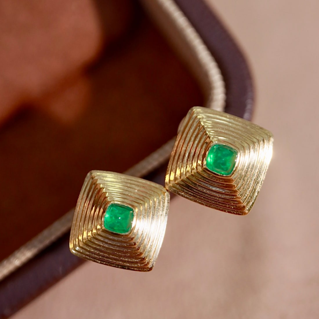 14k Gold 0.26 Ct Vivid Green Natural Emerald Earrings - 4