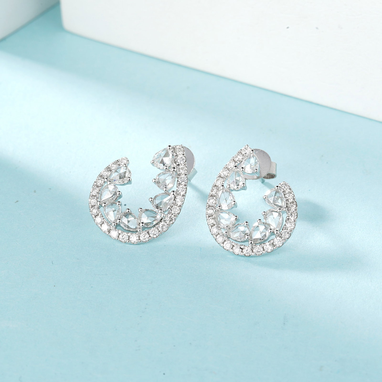14k Gold 1.00 Ctw Natural H Diamond Earrings: Ref:231106047 // gold content:14k gold // main gemstone:diamond // shape:pear // carat weight:0. 68ct // clarity grade:vs-si // color:h // treatment:natural // // adjacent gemstone 2 : diamond //