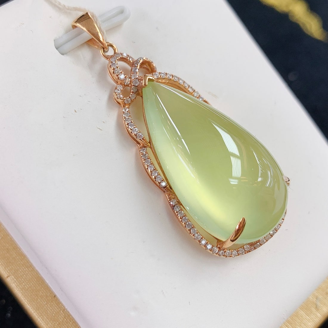 14k Gold 29.03 Ctw Natural Prehnite & Diamond Pendant( Without Chain ): Ref:231106052 // gold content:14k gold // main gemstone:prehnite // shape:pear // carat weight:28. 70ct // color:yellowish green // treatment:natural // // adjacent gemstone 2 : diamond // number of s