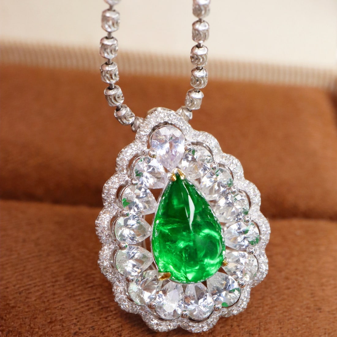 14k Gold 1.75 Ctw Vivid Green Natural Emerald & Diamond Pendant( Without Chain ): Ref:231106065 // gold content:14k gold // main gemstone:emerald // shape:pear // carat weight:1. 58ct // color:vivid green // treatment:natural // // adjacent gemstone 2 : diamond // shape:round //