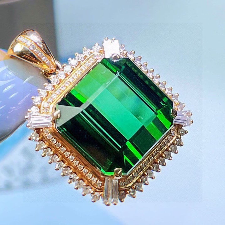 14k Gold 20 Ct Natural Tourmaline & Diamond Pendant( Without Chain ): Ref:231106066 // gold content:14k gold // main gemstone:tourmaline // shape:octagonal // carat weight:20ct // color:green // treatment:natural // // adjacent gemstone 2 : diamond // shape:round //