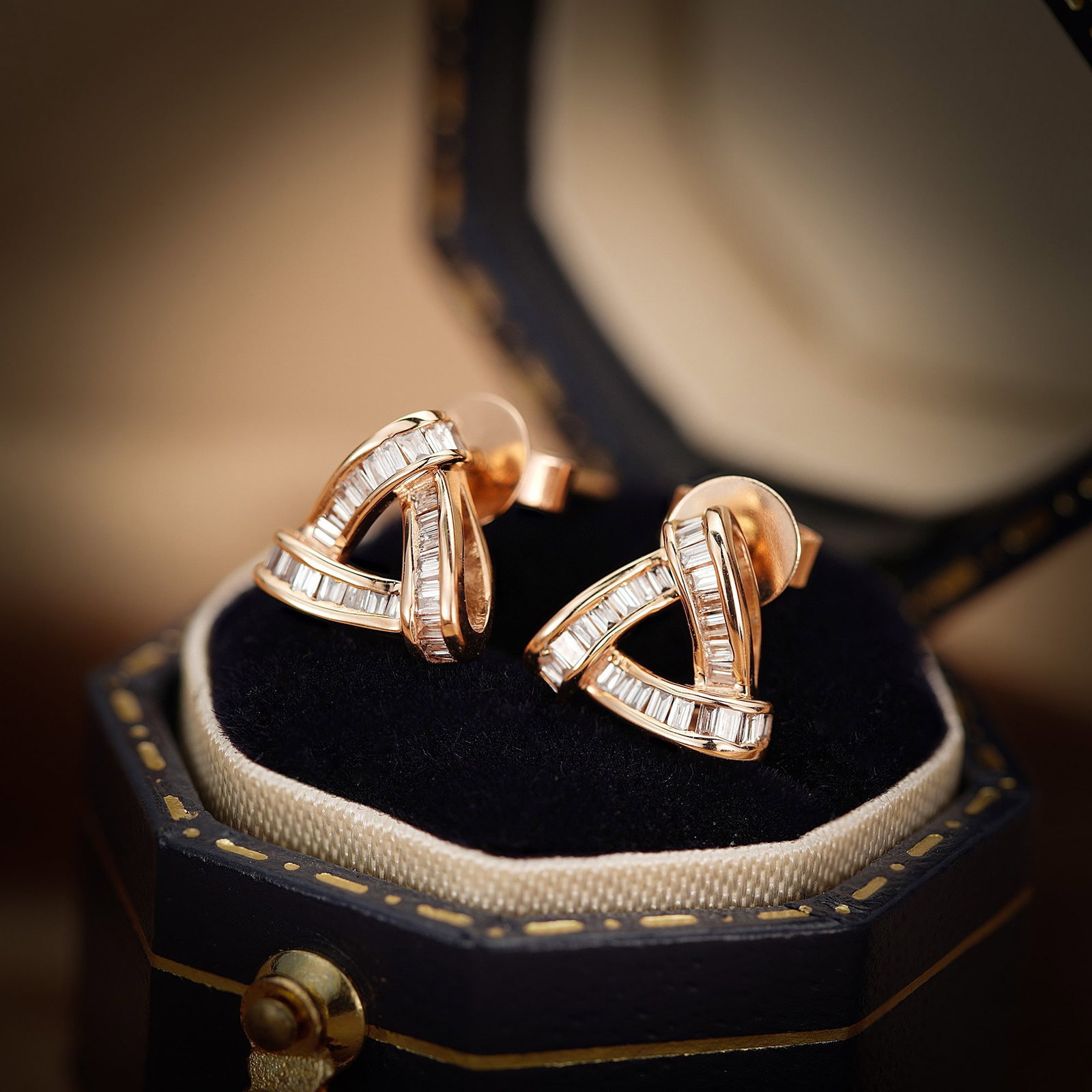 14k Gold 0.20 Ct Natural H Diamond Earrings: Ref:231106067 // gold content:14k gold // main gemstone:diamond // shape:baguette // carat weight:0. 20ct // clarity grade:vs-si // color:h // treatment:natural // Condition: New Low Estimate: