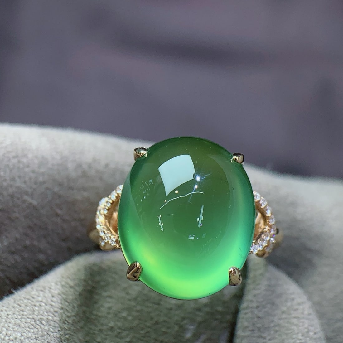 14k Gold 10.23 Ct Natural Prehnite & Diamond Ring: Ref:231106077 // gold content:14k gold // ring size:7. 25us // // main gemstone:prehnite // shape:oval // carat weight:10. 23ct // color:green // treatment:natural // // adjacent gemstone 2 : diamond