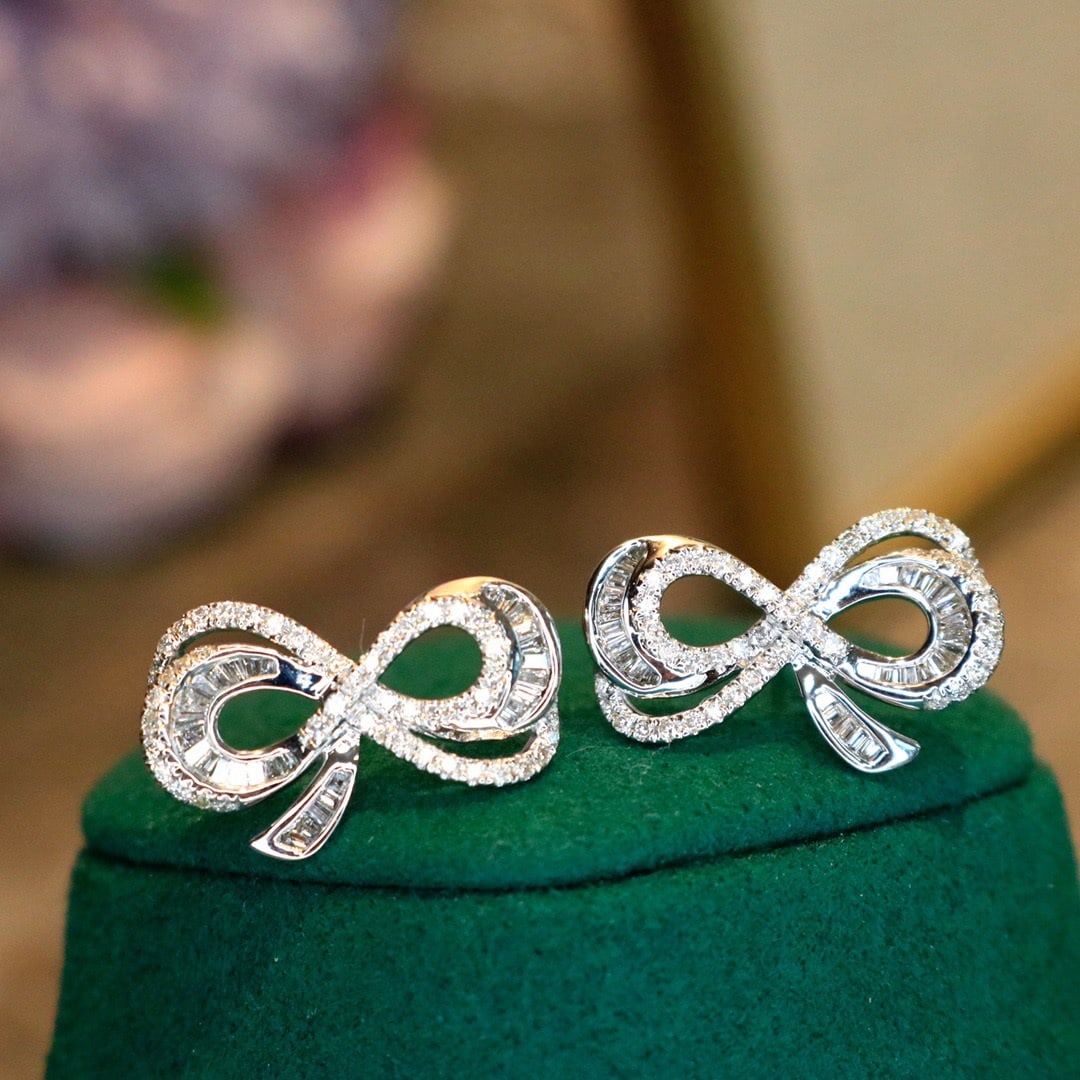 14k Gold 0.7 Ct Natural H Diamond Earrings: Ref:231106087 // gold content:14k gold // main gemstone:diamond // shape:multiple // carat weight:0. 7ct // clarity grade:vs-si // color:h // treatment:natural // Condition: New Low Estimate: 4200.00