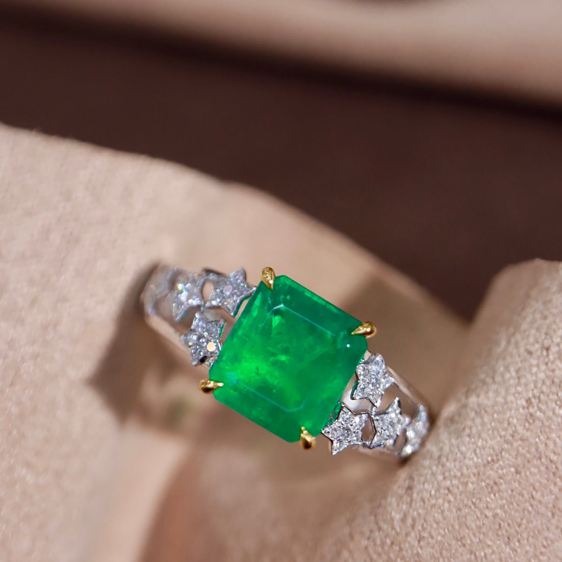 14k Gold 1.70 Ctw Vivid Green Natural Emerald & Diamond Ring: Ref:231106101 // gold content:14k gold // ring size:7. 25us // // main gemstone:emerald // shape:octagonal // carat weight:1. 61ct // color:vivid green // treatment:natural // // adjacent gemstone 2