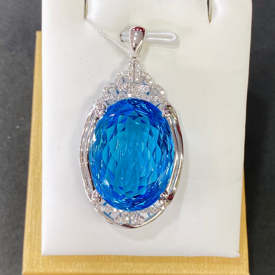 14k Gold 37.98 Ctw Natural Topaz & Diamond Pendant( Without Chain ): Ref:231106104 // gold content:14k gold // main gemstone:topaz // shape:oval // carat weight:37. 50ct // color:blue // treatment:natural // // adjacent gemstone 2 : diamond // number of stones:56 //