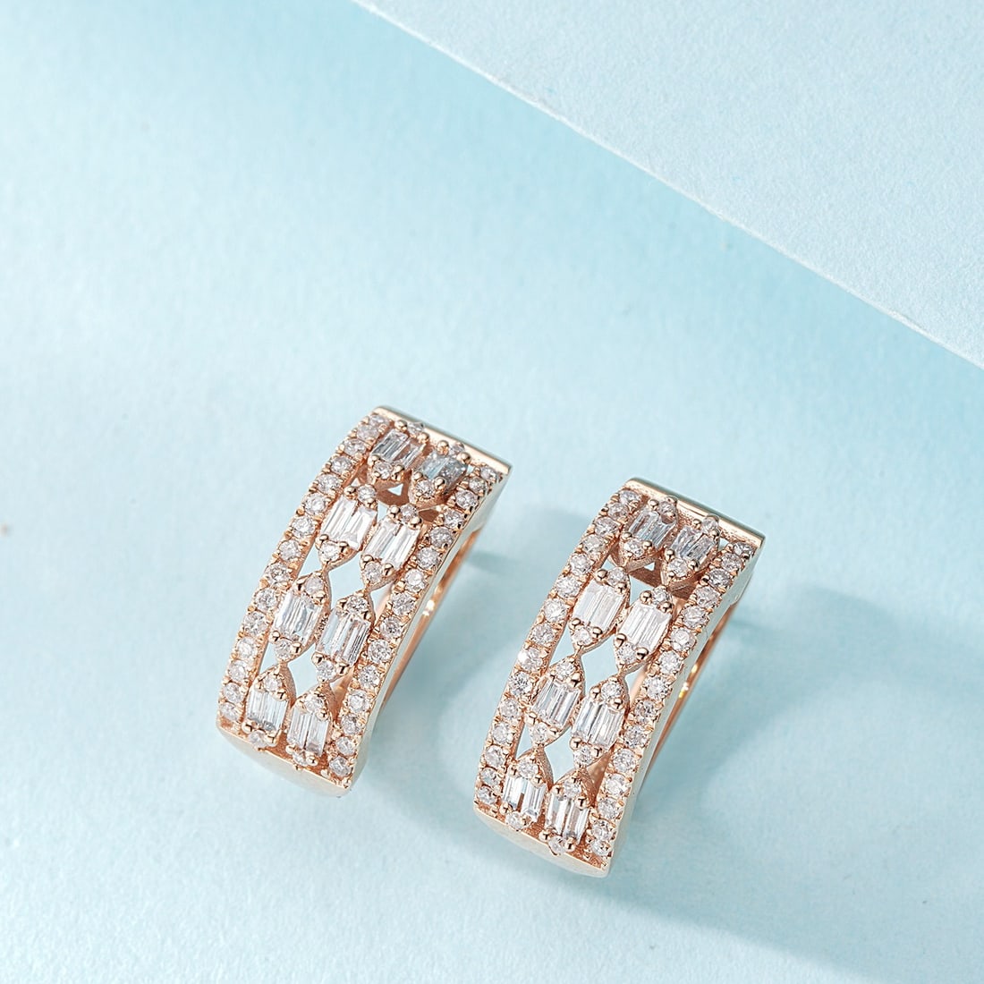 14k Gold 0.34 Ctw Natural H Diamond Earrings: Ref:231106105 // gold content:14k gold // main gemstone:diamond // shape:baguette // carat weight:0. 14ct // clarity grade:vs-si // color:h // treatment:natural // // adjacent gemstone 2 : diamond //