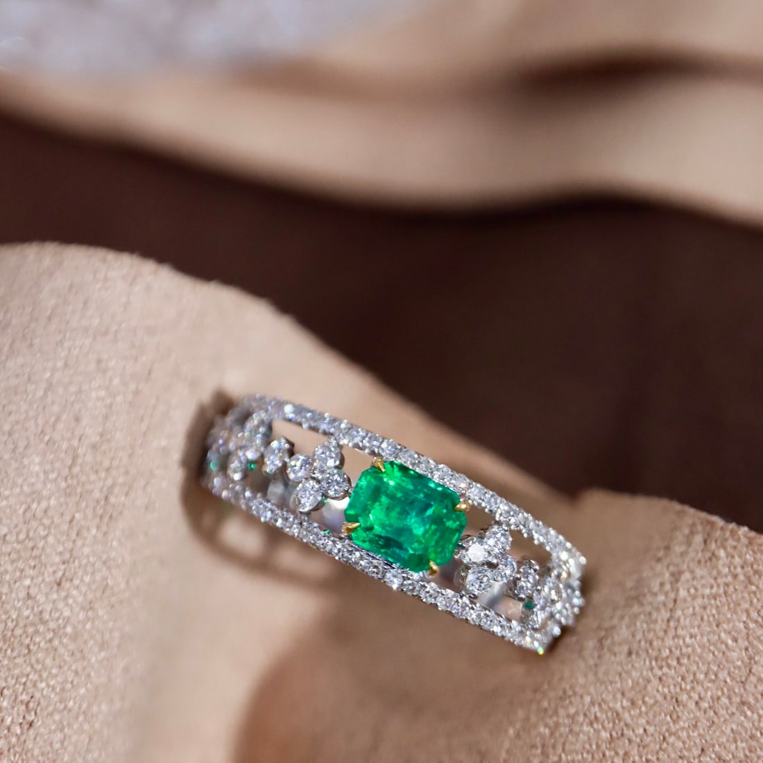 14k Gold 0.90 Ctw Vivid Green Natural Emerald & Diamond Ring: Ref:231106110 // gold content:14k gold // ring size:7. 25us // // main gemstone:emerald // shape:octagonal // carat weight:0. 55ct // color:vivid green // treatment:natural // // adjacent gemstone 2