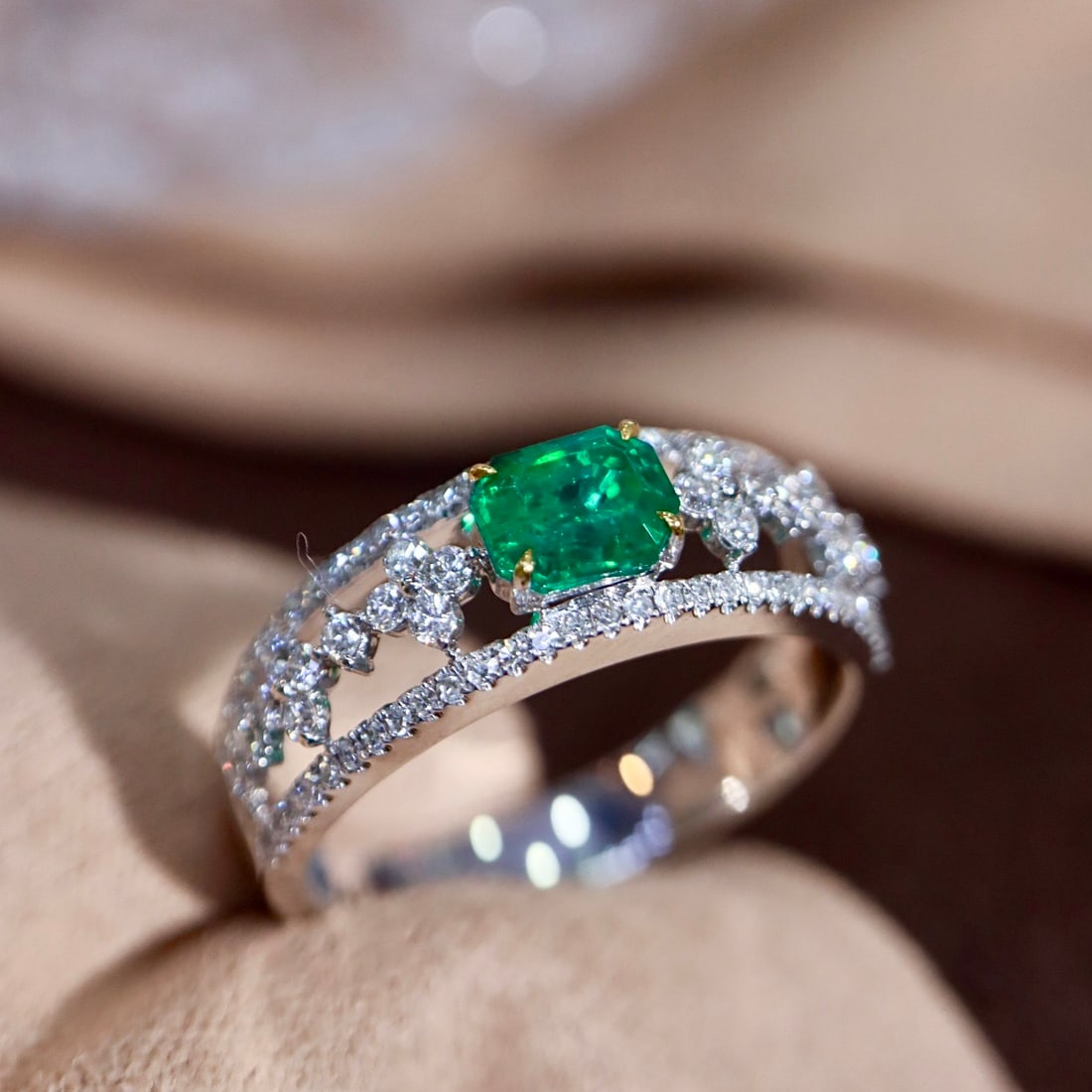 14k Gold 0.90 Ctw Vivid Green Natural Emerald & Diamond Ring - 4
