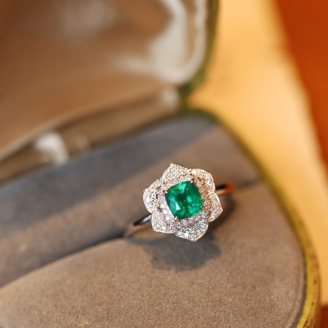 14k Gold 1.04 Ctw Vivid Green Natural Emerald & Diamond Ring - 2