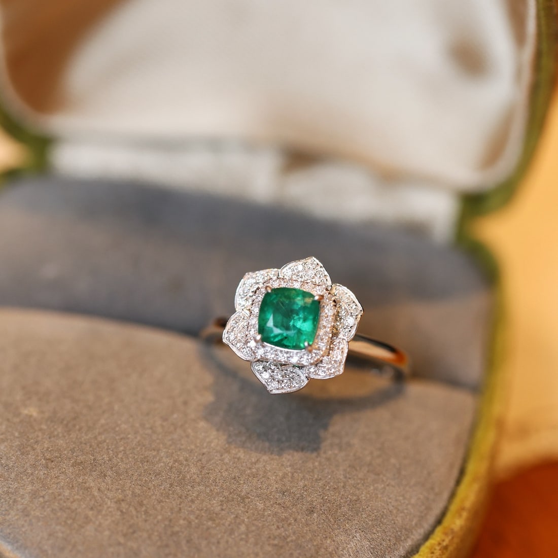 14k Gold 1.04 Ctw Vivid Green Natural Emerald & Diamond Ring - 3