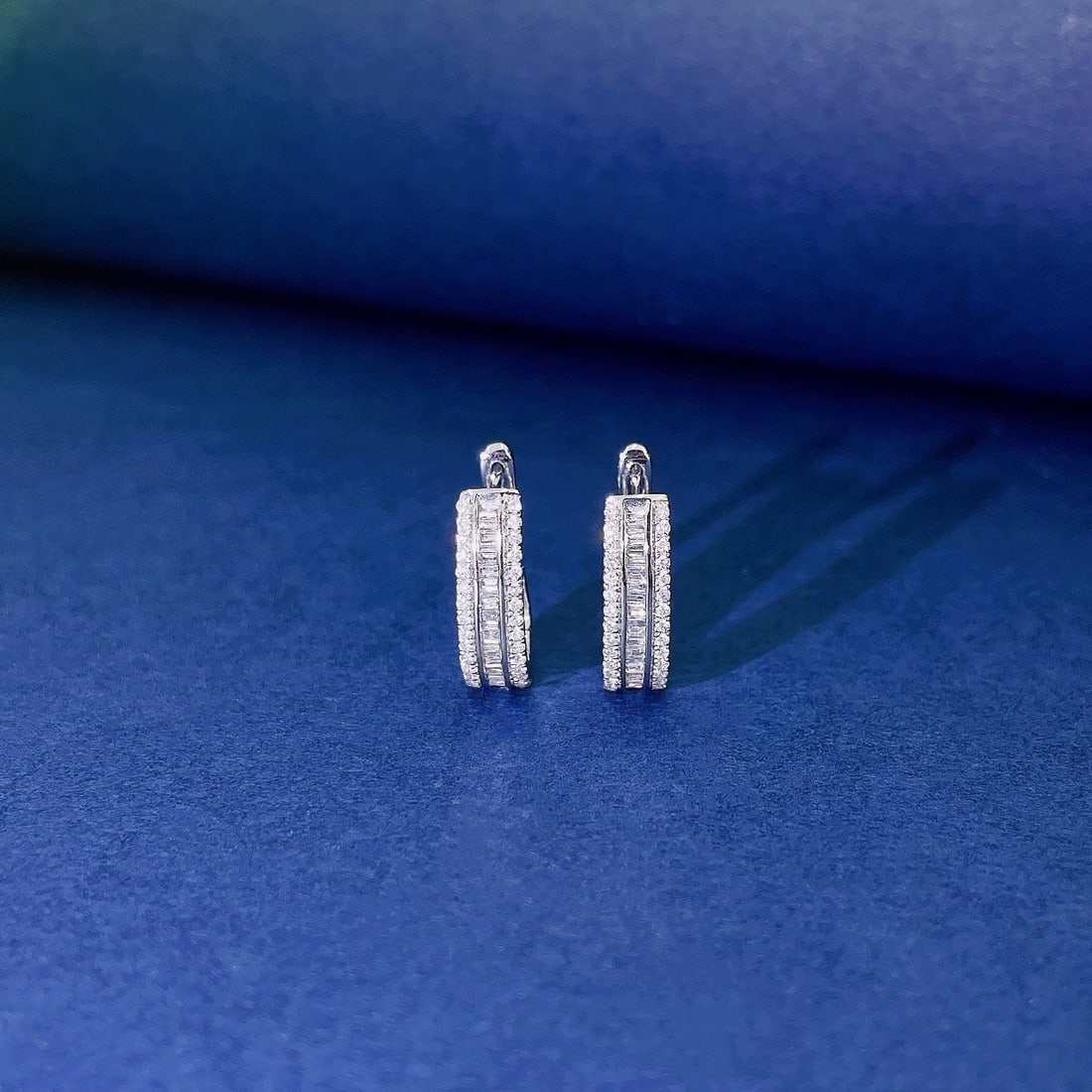 14k Gold 0.40 Ctw Natural H Diamond Earrings: Ref:231106140 // gold content:14k gold // main gemstone:diamond // shape:baguette // carat weight:0. 22ct // clarity grade:vs-si // color:h // treatment:natural // // adjacent gemstone 2 : diamond //