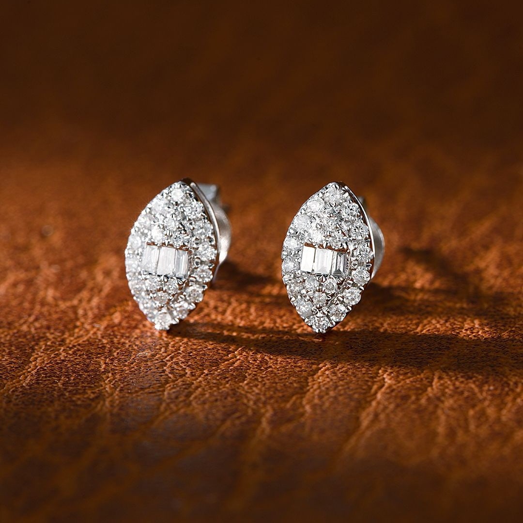 14k Gold 0.17 Ctw Natural H Diamond Earrings: Ref:231106141 // gold content:14k gold // main gemstone:diamond // shape:baguette // carat weight:0. 03ct // clarity grade:vs-si // color:h // treatment:natural // // adjacent gemstone 2 : diamond //