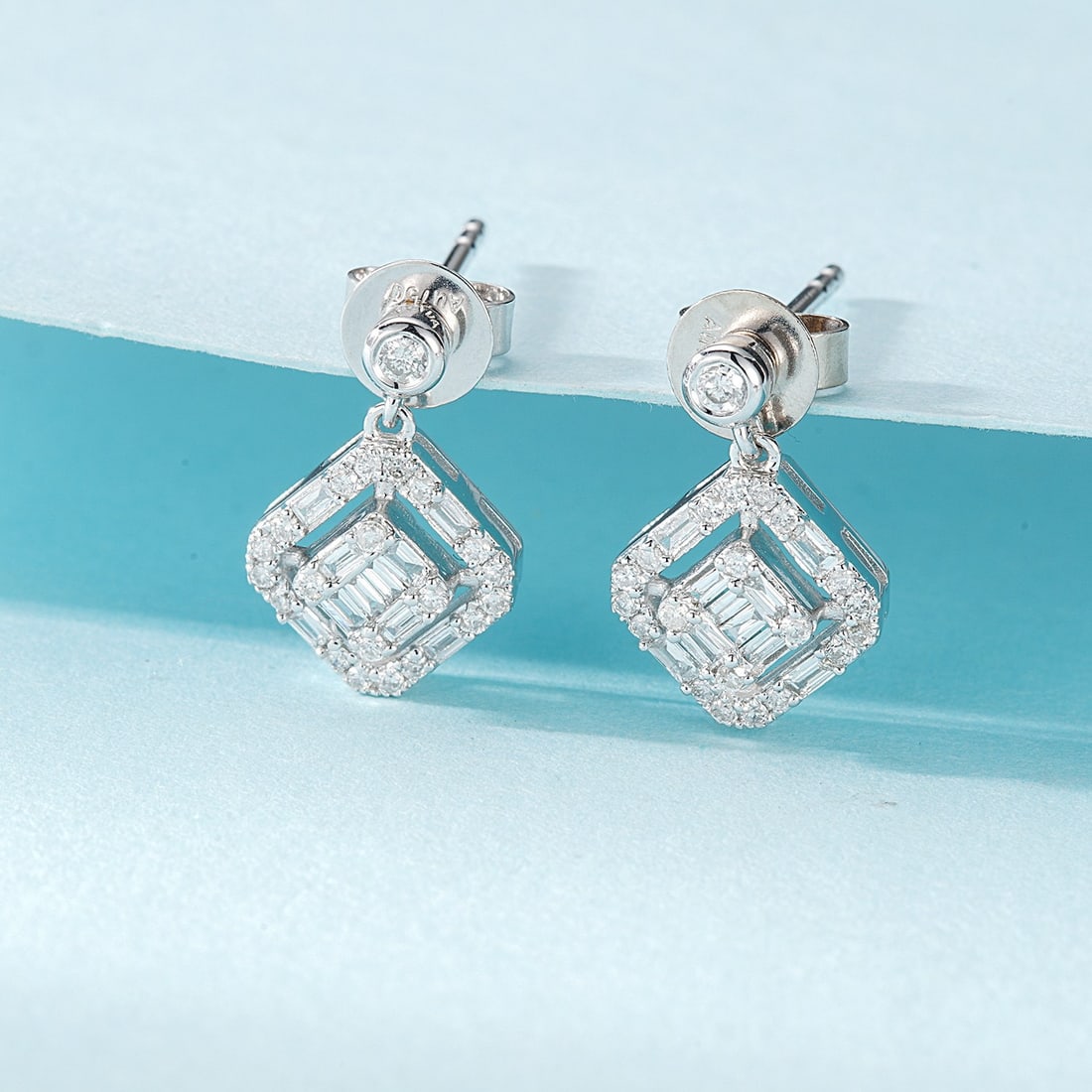 14k Gold 0.24 Ctw Natural H Diamond Earrings: Ref:231106142 // gold content:14k gold // main gemstone:diamond // shape:baguette // carat weight:0. 10ct // clarity grade:vs-si // color:h // treatment:natural // // adjacent gemstone 2 : diamond //