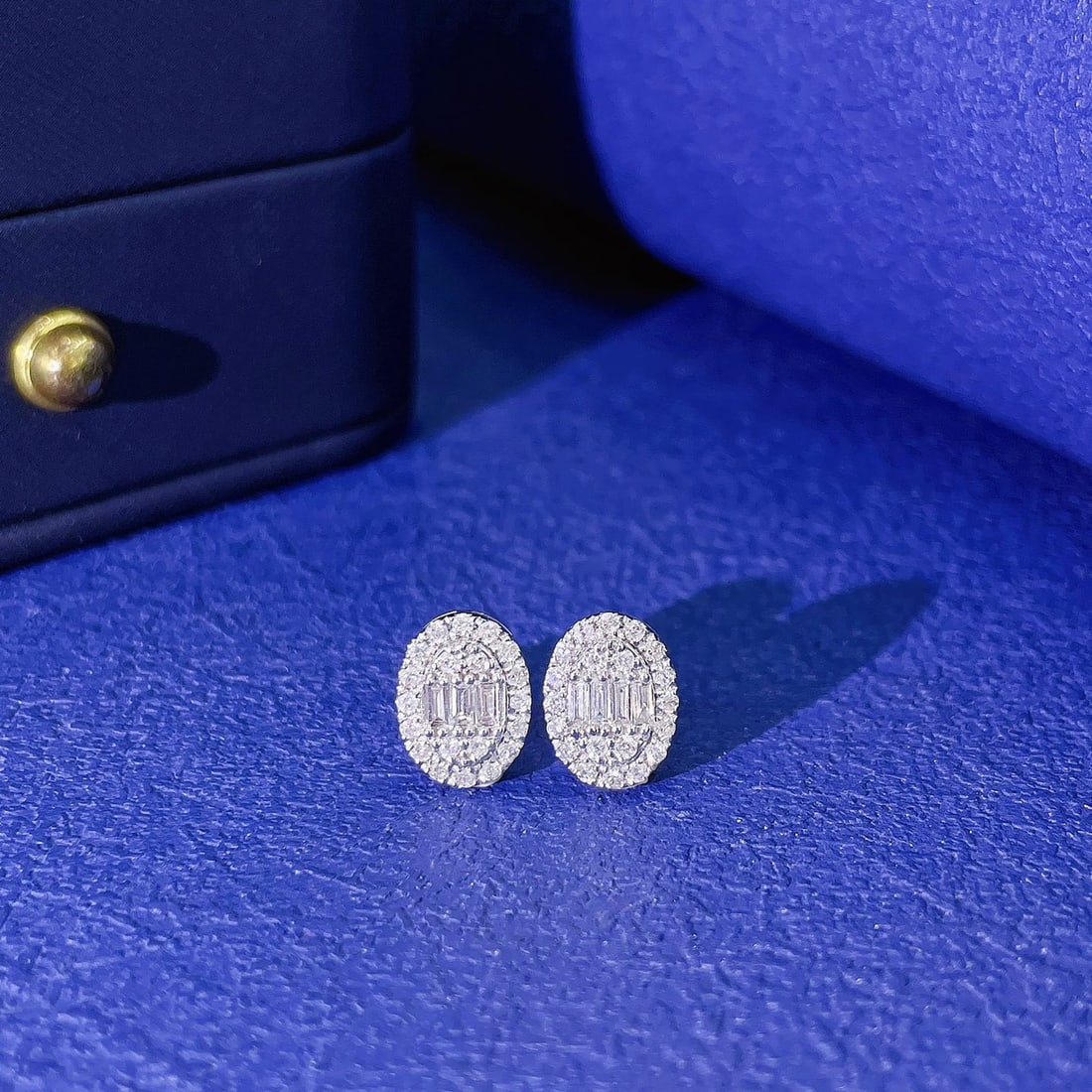 14k Gold 0.30 Ctw Natural H Diamond Earrings: Ref:231106147 // gold content:14k gold // main gemstone:diamond // shape:baguette // carat weight:0. 12ct // clarity grade:vs-si // color:h // treatment:natural // // adjacent gemstone 2 : diamond //
