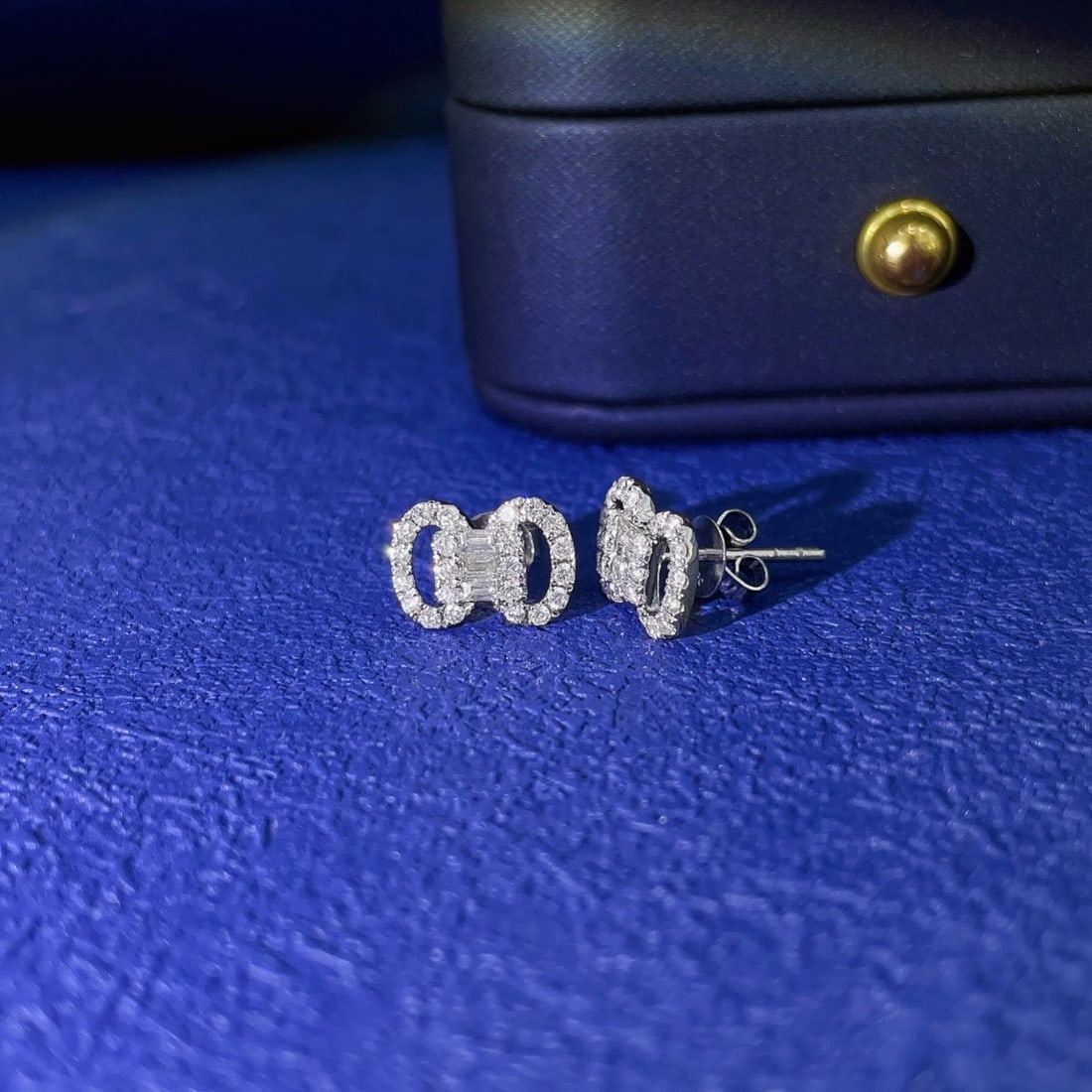 14k Gold 0.36 Ctw Natural H Diamond Earrings: Ref:231106165 // gold content:14k gold // main gemstone:diamond // shape:baguette // carat weight:0. 08ct // clarity grade:vs-si // color:h // treatment:natural // // adjacent gemstone 2 : diamond //