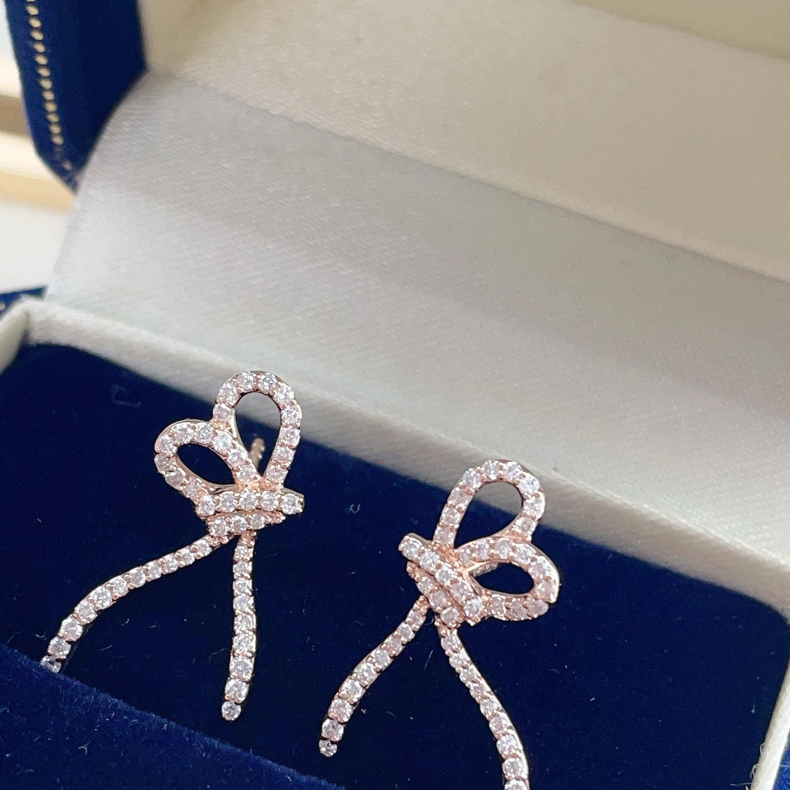 14k Gold 0.42 Ct Natural H Diamond Earrings: Ref:231106169 // gold content:14k gold // main gemstone:diamond // shape:round // carat weight:0. 42ct // clarity grade:vs-si // color:h // treatment:natural // cut grade:g // Condition: New Low Estim