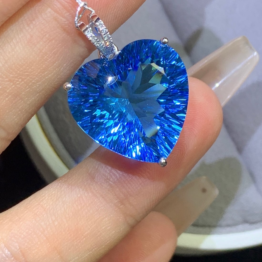 14k Gold 20.26 Ct Natural Topaz & Diamond Pendant( Without Chain ): Ref:231106195 // gold content:14k gold // main gemstone:topaz // shape:heart // carat weight:20. 26ct // color:blue // treatment:natural // // adjacent gemstone 2 : diamond // number of stones:14 // s