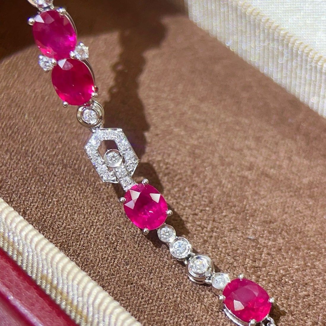 14k Gold 2.71 Ctw Natural Ruby & Diamond Bracelet: Ref:231106218 // gold content:14k gold // main gemstone:ruby // shape:oval // carat weight:2. 51ct // color:red // treatment:natural // // adjacent gemstone 2 : diamond // shape:round // carat