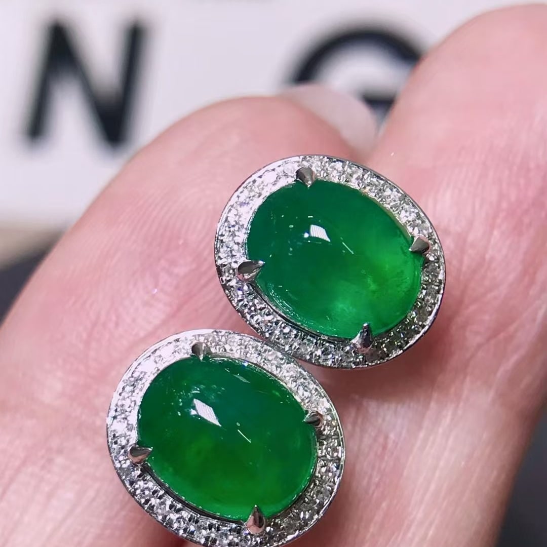 14k Gold 3.76 Ctw Vivid Green Natural Emerald & Diamond Earrings: Ref:231106223 // gold content:14k gold // main gemstone:emerald // shape:oval // carat weight:3. 5ct // color:vivid green // treatment:natural // // adjacent gemstone 2 : diamond // shape:round //