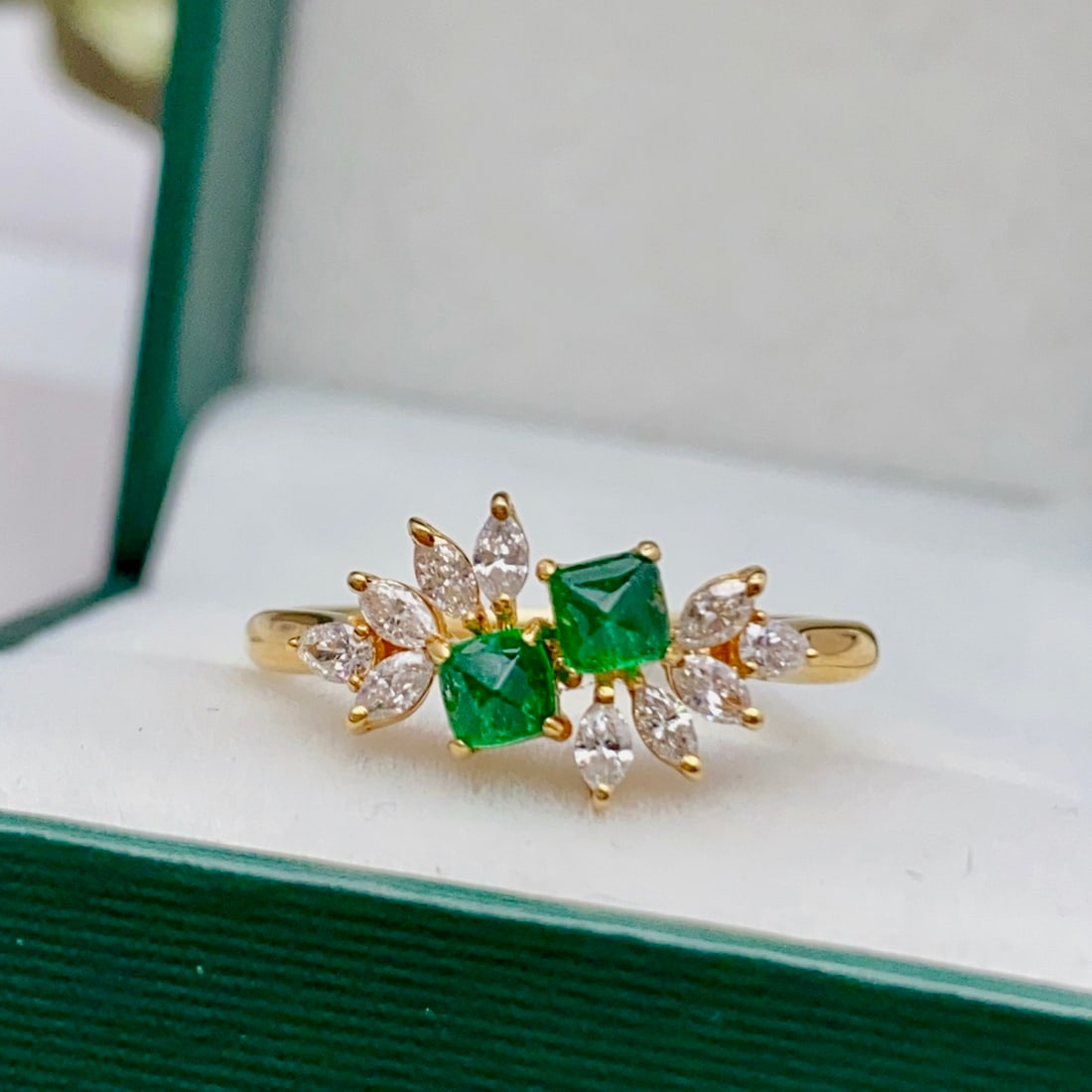 14k Gold 0.50 Ct Vivid Green Natural Emerald & Diamond Ring: Ref:231106247 // gold content:14k gold // ring size:7. 25us // // main gemstone:emerald // shape:sugar-loaf // carat weight:0. 50ct // color:vivid green // treatment:natural // // adjacent gemstone 2 