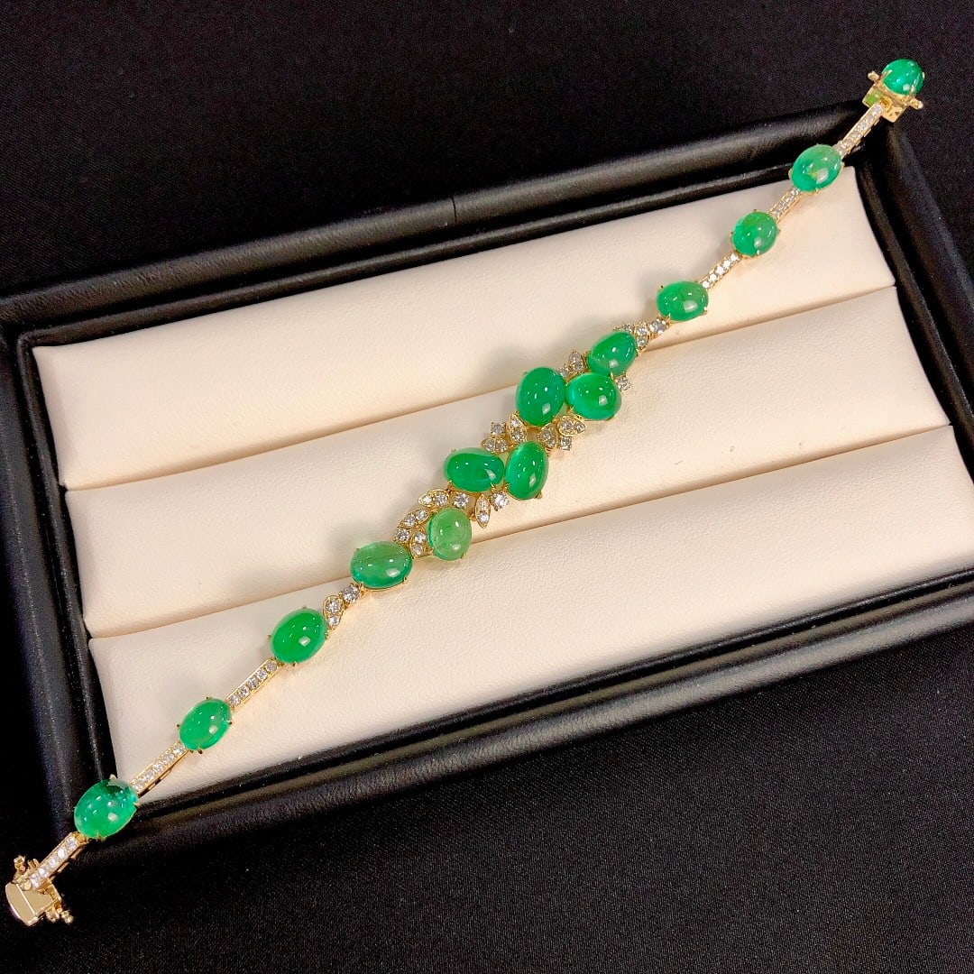 14k Gold 18.91 Ctw Natural Emerald & Diamond Bracelet: Ref:231106271 // gold content:14k gold // main gemstone:emerald // shape:oval // carat weight:17. 71ct // color:green // treatment:natural // // adjacent gemstone 2 : diamond // shape:round // carat