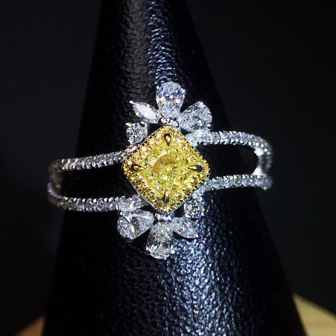 14k Gold 0.78 Ctw Natural Yellow Diamond & Diamond Ring - 3