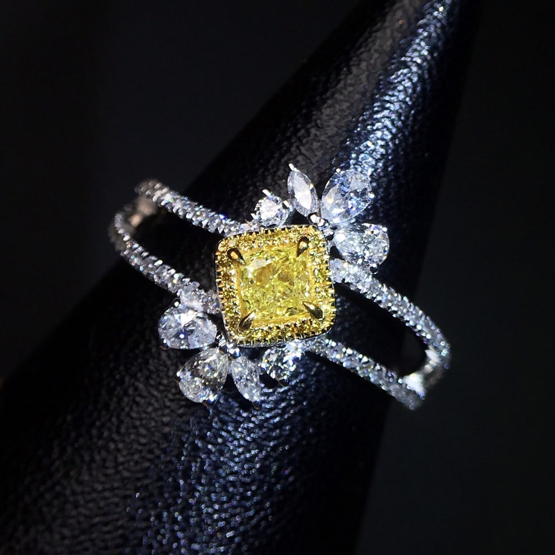 14k Gold 0.78 Ctw Natural Yellow Diamond & Diamond Ring - 4