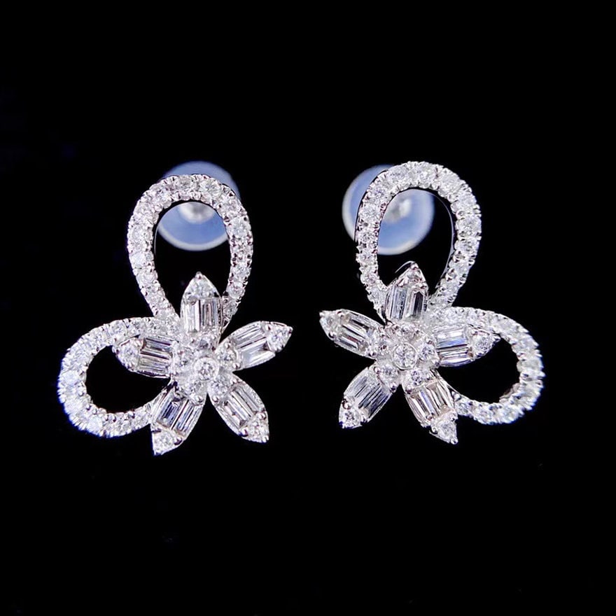 14k Gold 0.5 Ct Natural H Diamond Earrings: Ref:231106314 // gold content:14k gold // main gemstone:diamond // shape:multiple // carat weight:0. 5ct // clarity grade:vs-si // color:h // treatment:natural // Condition: New Low Estimate: 2600.00