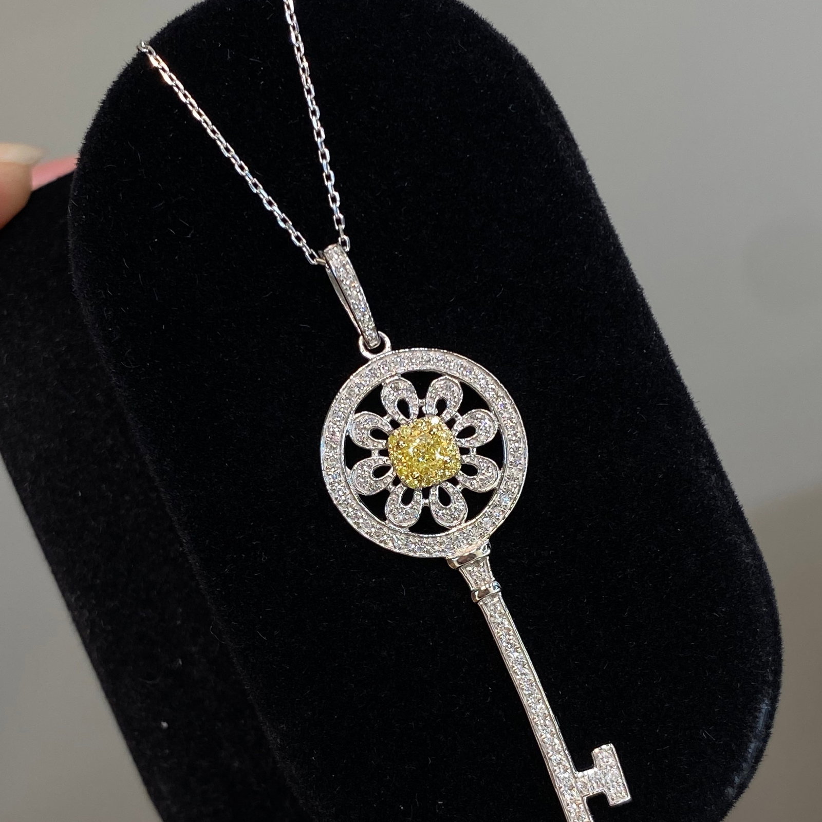 14k Gold 0.65 Ct Natural Color Diamond Pendant( Without Chain ): Ref:231106327 // gold content:14k gold // main gemstone:diamond // shape:multiple // carat weight:0. 65ct // clarity grade:vs-si // color:color // treatment:natural // Condition: New Low Estimate: