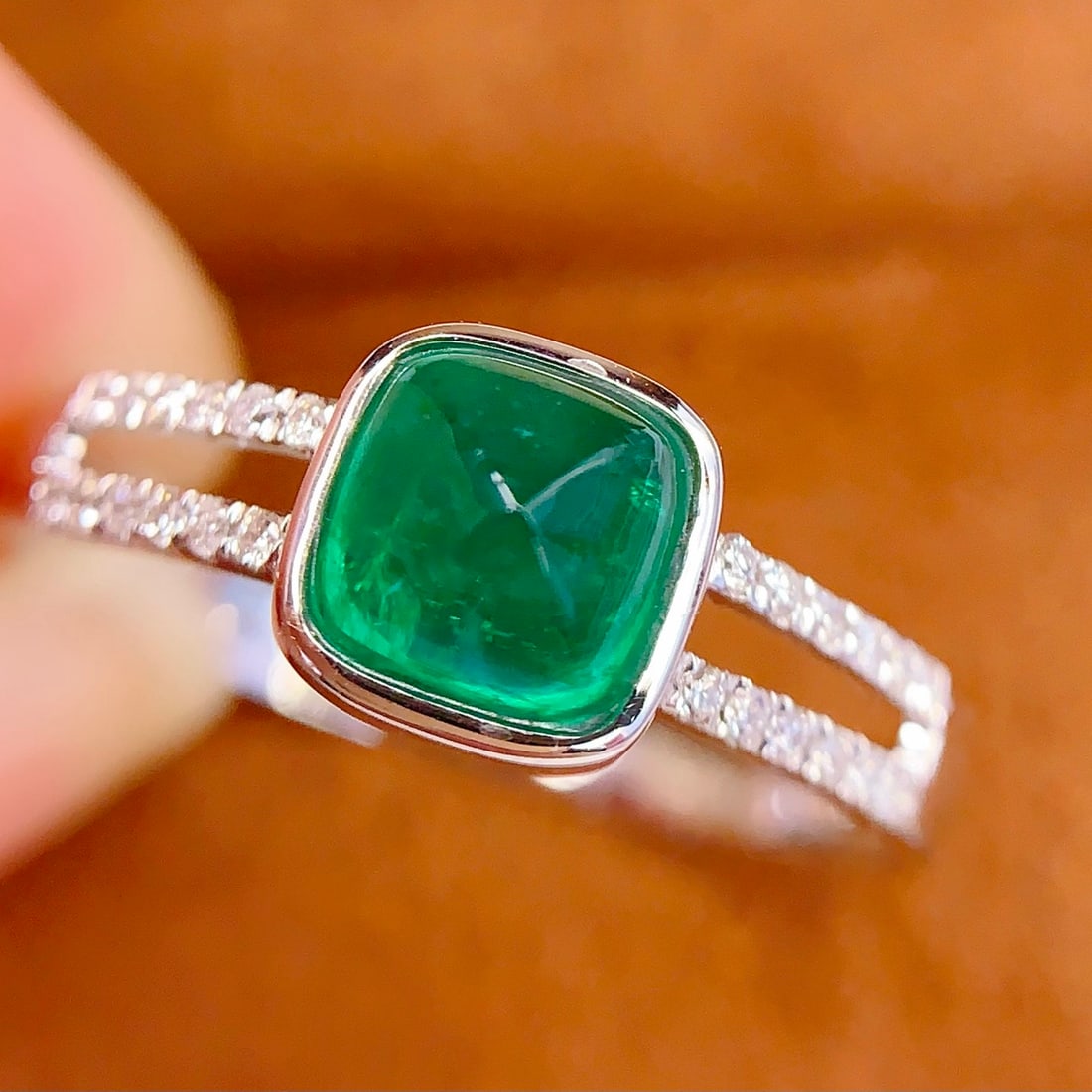 14k Gold 1.10 Ct Vivid Green Natural Emerald & Diamond Ring: Ref:231106330 // gold content:14k gold // ring size:7. 25us // // main gemstone:emerald // shape:sugar-loaf // carat weight:1. 10ct // color:vivid green // treatment:natural // // adjacent gemstone 2