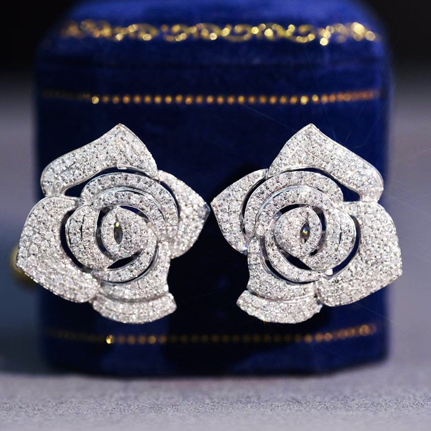14k Gold 1.2 Ct Natural H Diamond & Flowers Earrings: Ref:231106346 // gold content:14k gold // main gemstone:diamond // shape:round // carat weight:1. 2ct // clarity grade:vs-si // color:h // treatment:natural // cut grade:g // Condition: New Low