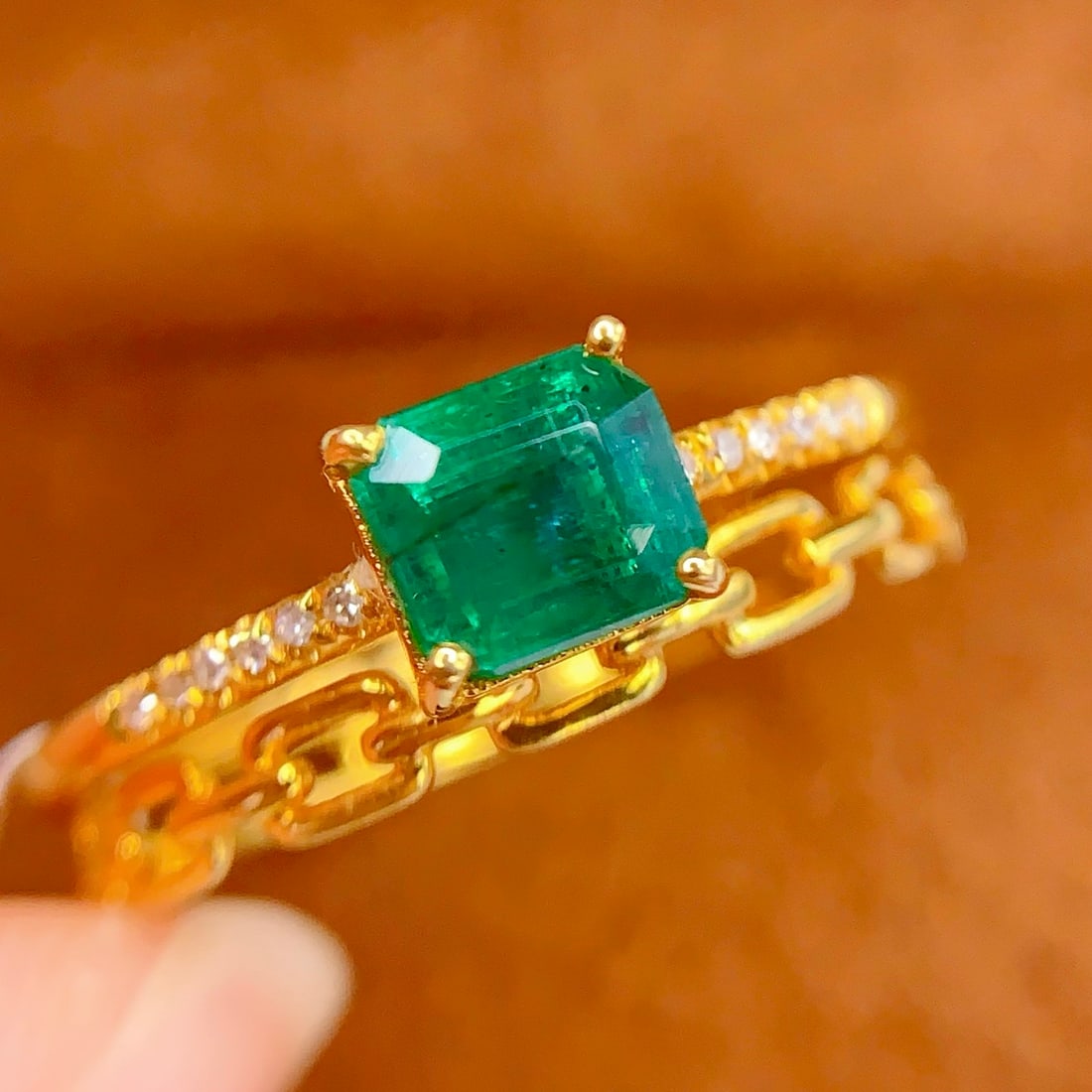 14k Gold 0.8 Ct Vivid Green Natural Emerald & Diamond Ring: Ref:231106353 // gold content:14k gold // ring size:7. 25us // // main gemstone:emerald // shape:octagonal // carat weight:0. 8ct // color:vivid green // treatment:natural // // adjacent gemstone 2 :