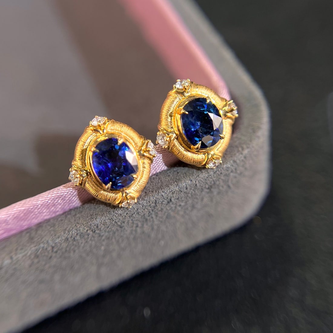 14k Gold 2.01 Ctw Natural Sapphire & Diamond Earrings: Ref:231106370 // gold content:14k gold // main gemstone:sapphire // shape:oval // carat weight:1. 84ct // color:blue // treatment:natural // // adjacent gemstone 2 : diamond // shape:round // carat
