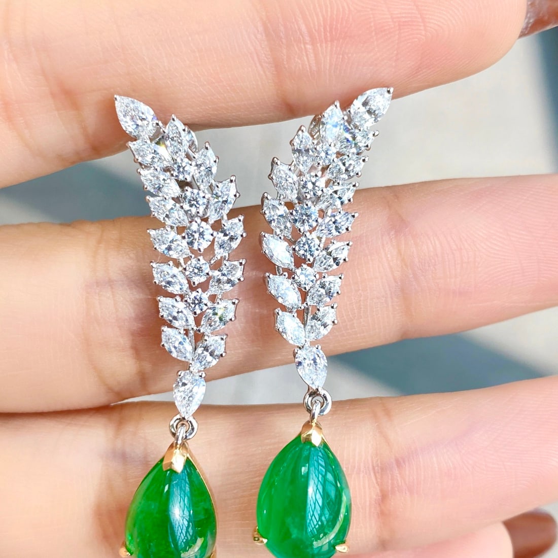 14k Gold 9.63 Ctw Vivid Green Natural Emerald & Diamond Earrings: Ref:231106373 // gold content:14k gold // main gemstone:emerald // shape:pear // carat weight:7. 29ct // color:vivid green // treatment:natural // // adjacent gemstone 2 : diamond // shape:multiple //
