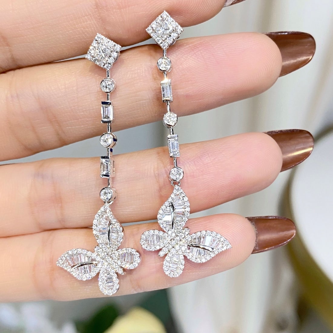 14k Gold 1.76 Ctw Natural H Diamond Earrings: Ref:231106382 // gold content:14k gold // main gemstone:diamond // shape:princess // carat weight:0. 28ct // clarity grade:vs-si // color:h // treatment:natural // // adjacent gemstone 2 : diamond //