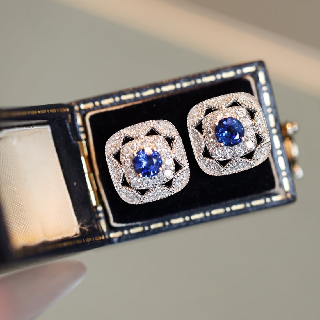 14k Gold 1.41 Ctw Natural Sapphire & Diamond Earrings: Ref:231106397 // gold content:14k gold // main gemstone:sapphire // shape:round // carat weight:0. 89ct // color:royal blue // treatment:natural // cut grade:g // // adjacent gemstone 2 : diamond //