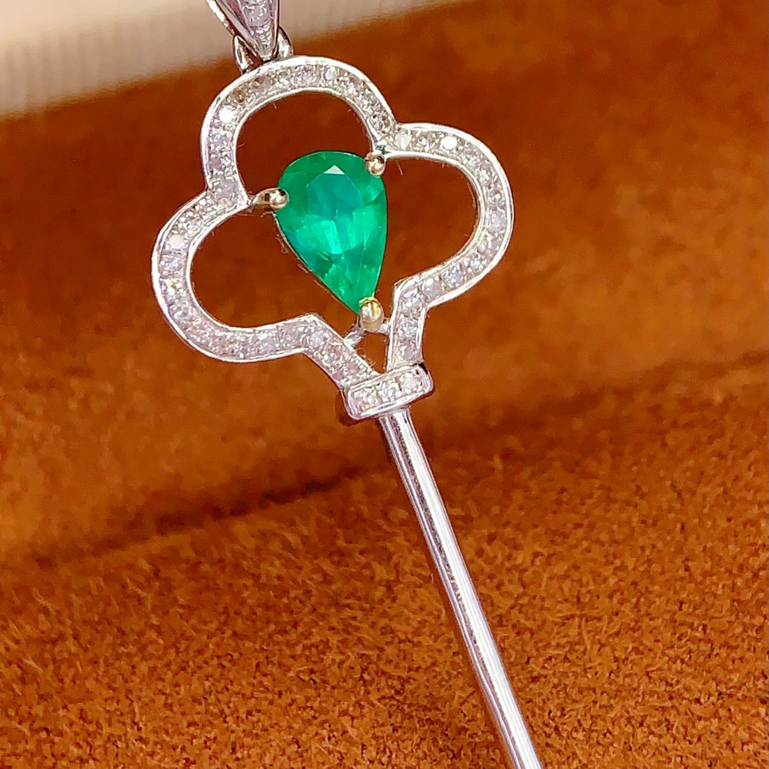 14k Gold 0.55 Ct Natural Emerald & Diamond Pendant( Without Chain ): Ref:231106402 // gold content:14k gold // main gemstone:emerald // shape:pear // carat weight:0. 55ct // color:green // treatment:natural // // adjacent gemstone 2 : diamond // number of stones:49 //