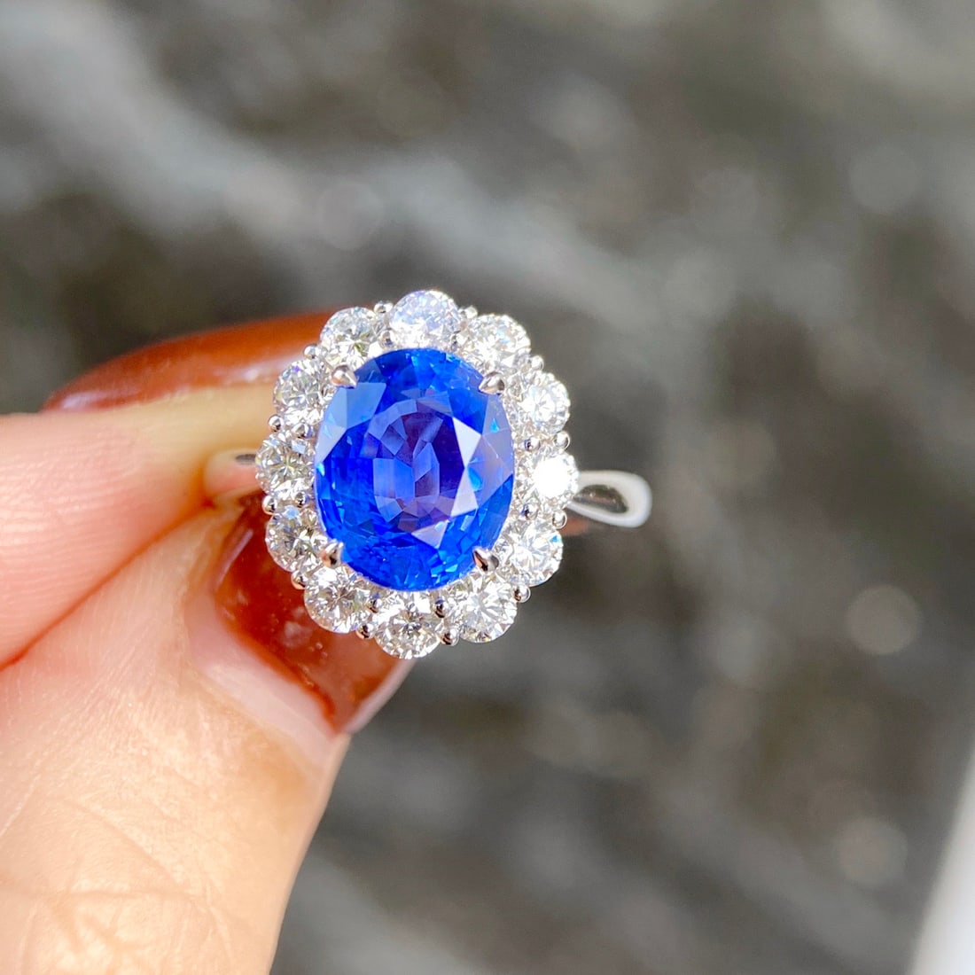 14k Gold 4.90 Ctw Natural Sapphire & Diamond Ring: Ref:231106405 // gold content:14k gold // ring size:7. 25us // // main gemstone:sapphire // shape:oval // carat weight:3. 87ct // color:cornflower blue // treatment:natural // // adjacent gemstone 2