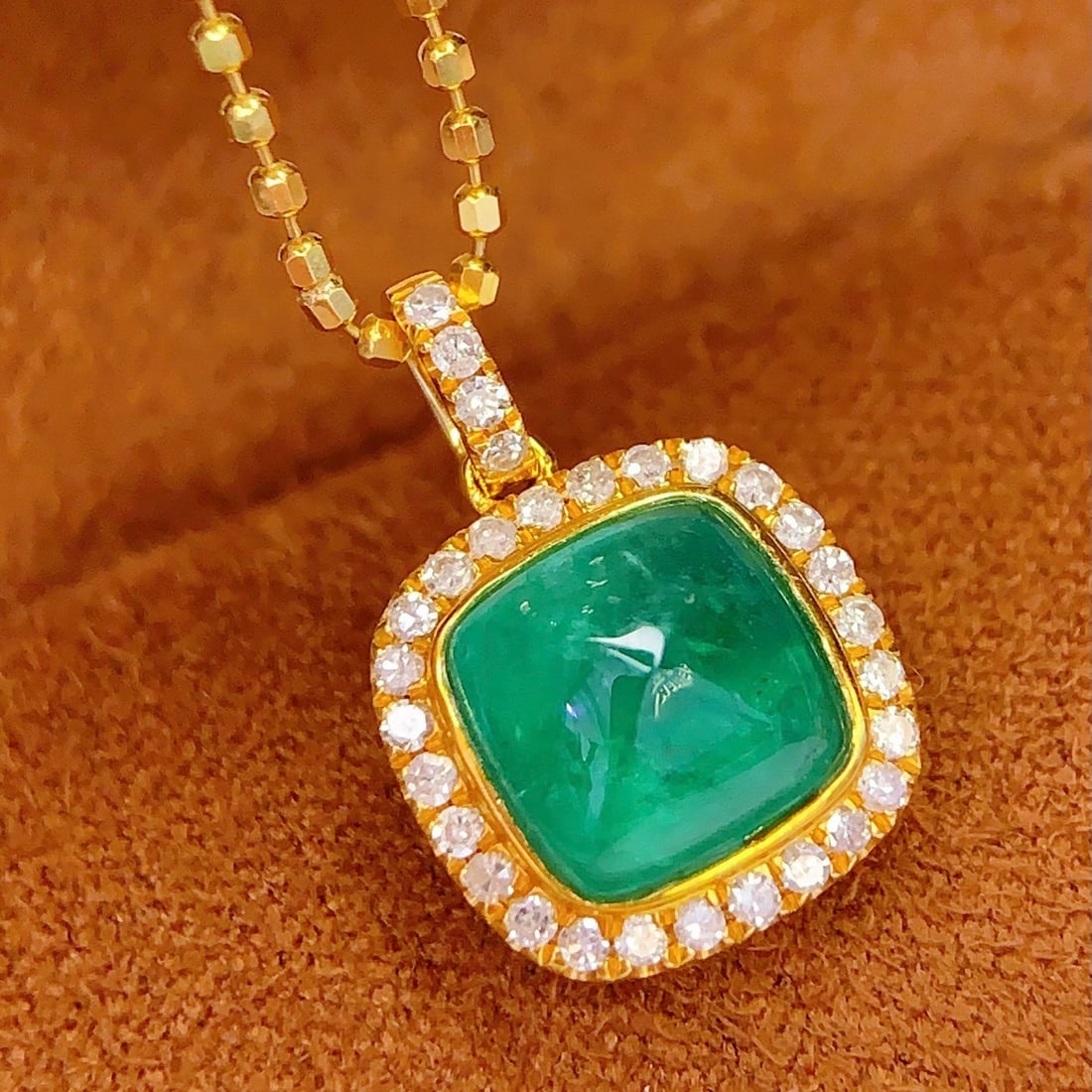 14k Gold 2.3 Ct Natural Emerald & Diamond Pendant( Without Chain ): Ref:231106409 // gold content:14k gold // main gemstone:emerald // shape:sugar-loaf // carat weight:2. 3ct // color:green // treatment:natural // // adjacent gemstone 2 : diamond // number of