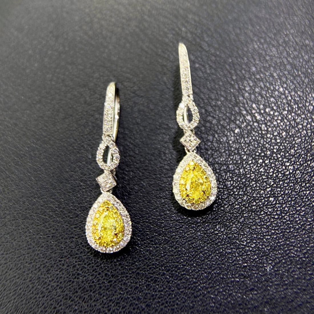 14k Gold 1.00 Ctw Natural Yellow Diamond & Diamond Earrings: Ref:231106423 // gold content:14k gold // main gemstone:yellow diamond // shape:pear // carat weight:0. 46ct // color:yellow // treatment:natural // // adjacent gemstone 2 : diamond // shape:round //