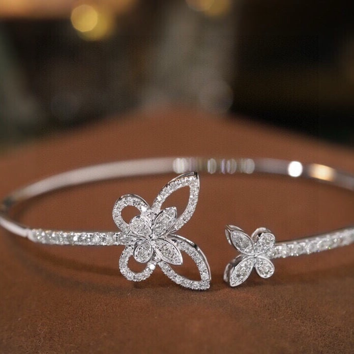 14k Gold 0.95 Ct Natural H Diamond Bangle: Ref:231107123 // gold content:14k gold // main gemstone:diamond // shape:round // carat weight:0. 95ct // clarity grade:vs-si // color:h // treatment:natural // cut grade:g // Low Estimate: 4600