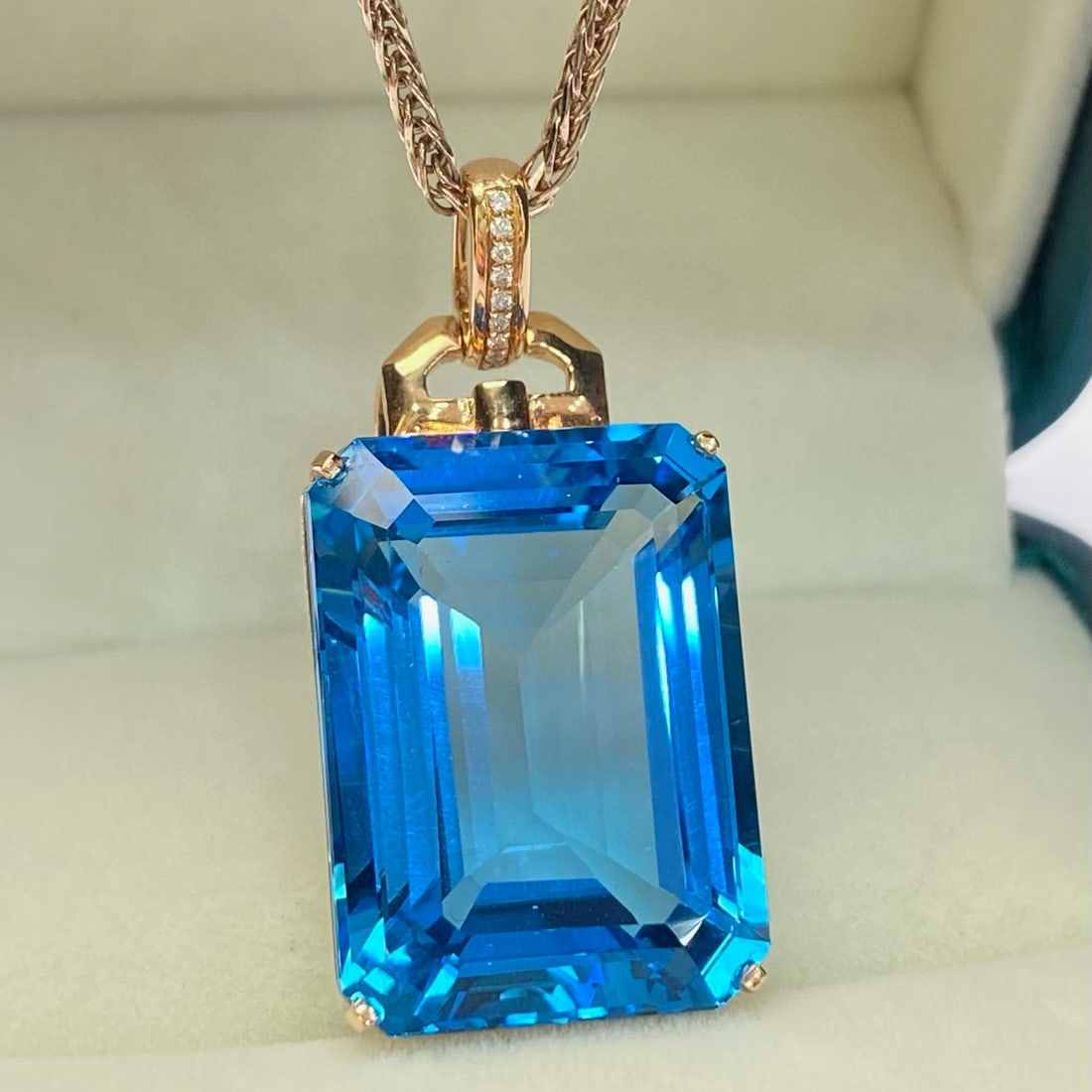 14k Gold 35.25 Ct Natural Topaz & Diamond Pendant( Without Chain ): Ref:231107128 // gold content:14k gold // main gemstone:topaz // shape:octagonal // carat weight:35. 25ct // color:blue // treatment:natural // // adjacent gemstone 2 : diamond // number of stones:9