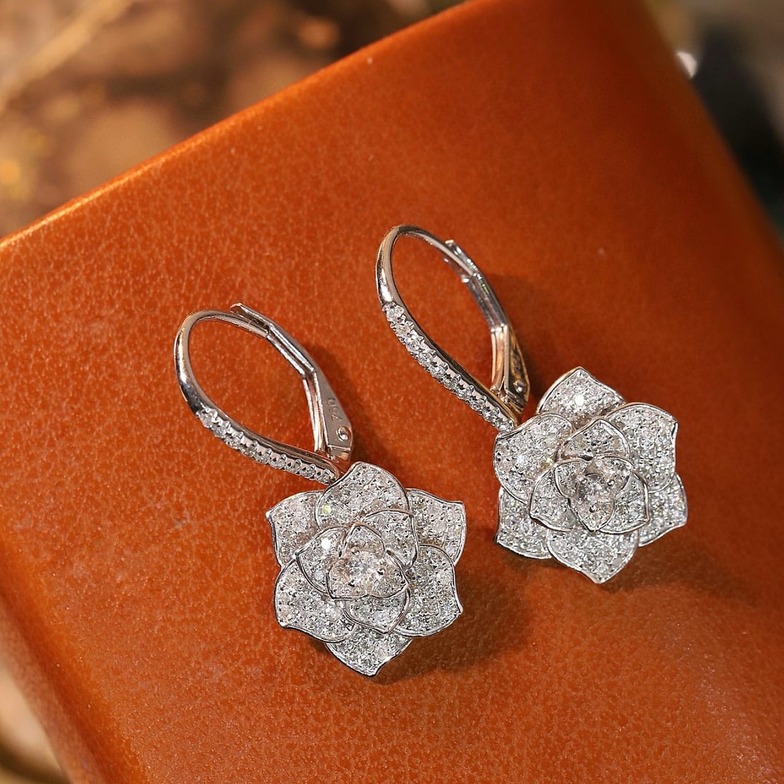 14k Gold 0.8 Ct Natural H Diamond & Flowers Earrings: Ref:231107162 // gold content:14k gold // main gemstone:diamond // shape:round // carat weight:0. 8ct // clarity grade:vs-si // color:h // treatment:natural // cut grade:g // Low Estimate: 3300 High